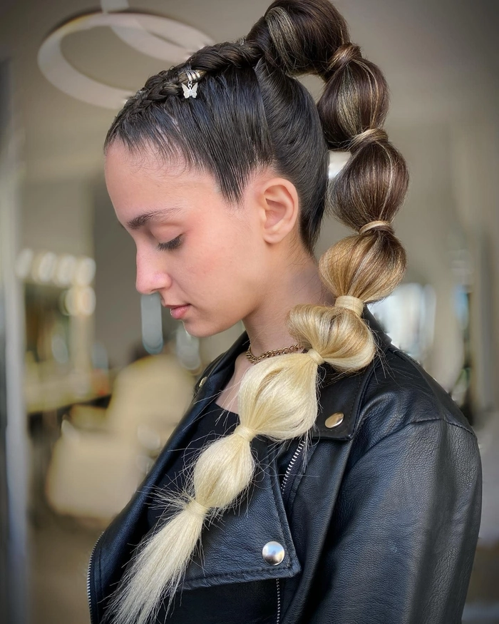 Beach bubble ponytail hairstyle with loose waves and ocean breeze