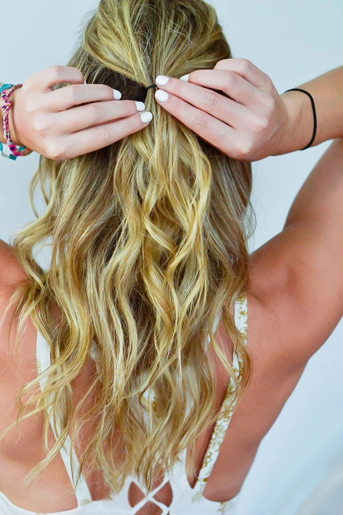 Beach hair that remains smooth and stylish despite high humidity