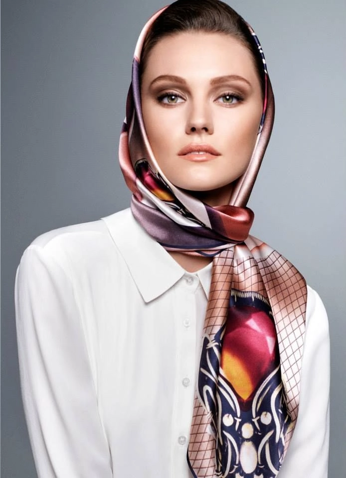 Beach hair with silk scarves - stylish scarf wrap for a breezy seaside look Woman with beach waves and a silk scarf wrapped as a headband, smiling in sunlight