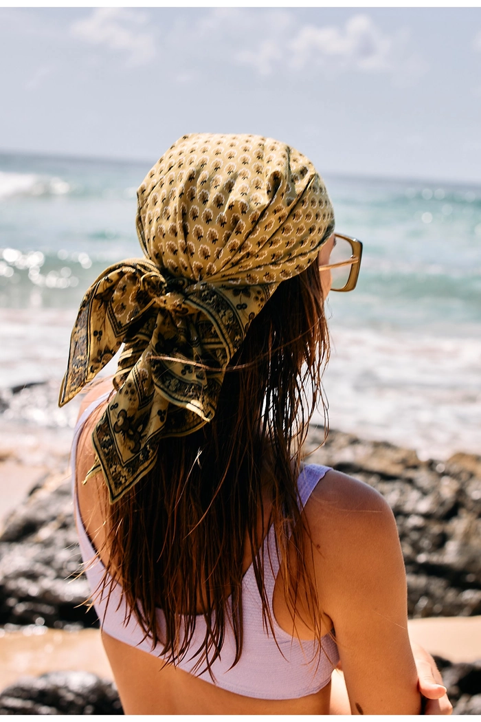 Beach hair with silk scarves: elegant, sun-kissed styles for effortless summer glamour Beautiful beach hairstyles styled with silk scarves for a breezy, bohemian look.