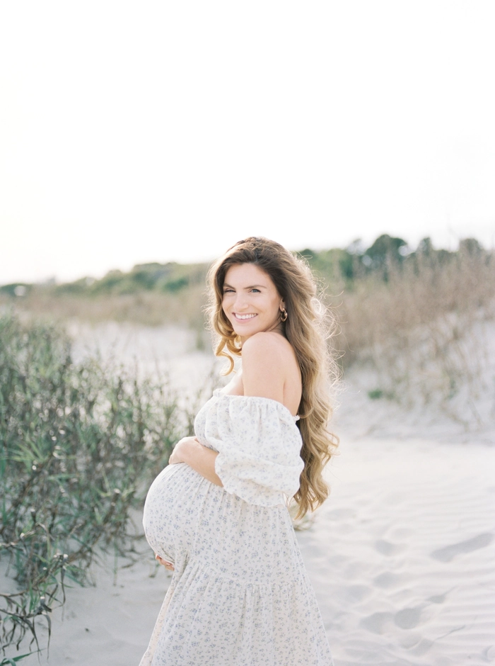 Stunning Beach Hairstyles for Maternity Photos