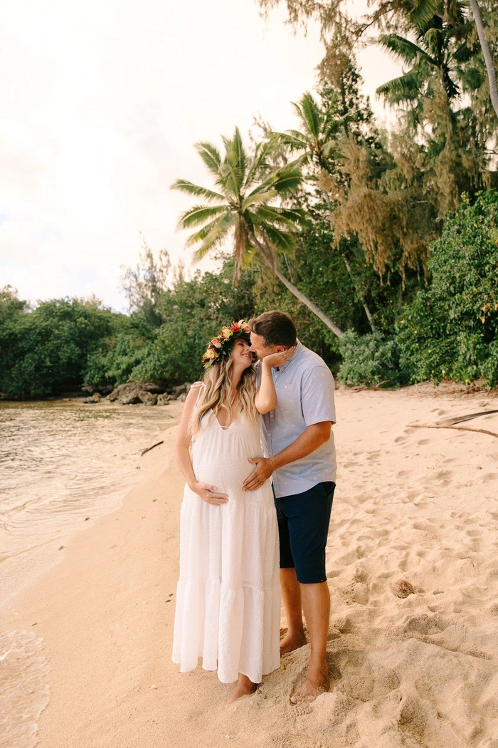Beach maternity session hair styled with soft, wind-kissed curls Flowing beach waves for a maternity photoshoot hairstyle