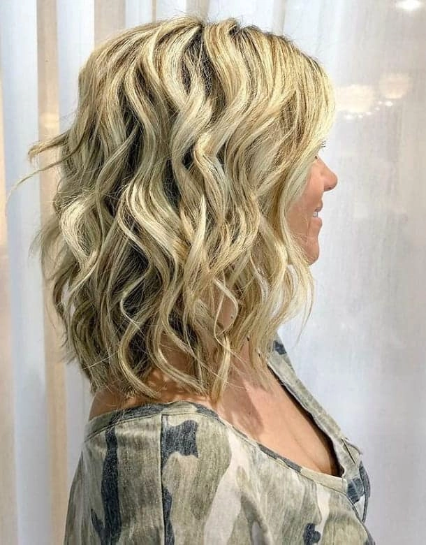 Beachy waves for medium length hair with a tousled, effortless look