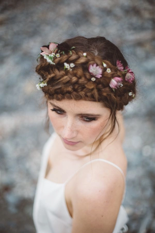 Coastal elopement hair inspiration with soft, tousled locks and natural blooms Bride with romantic beach waves and a floral crown for coastal elopement