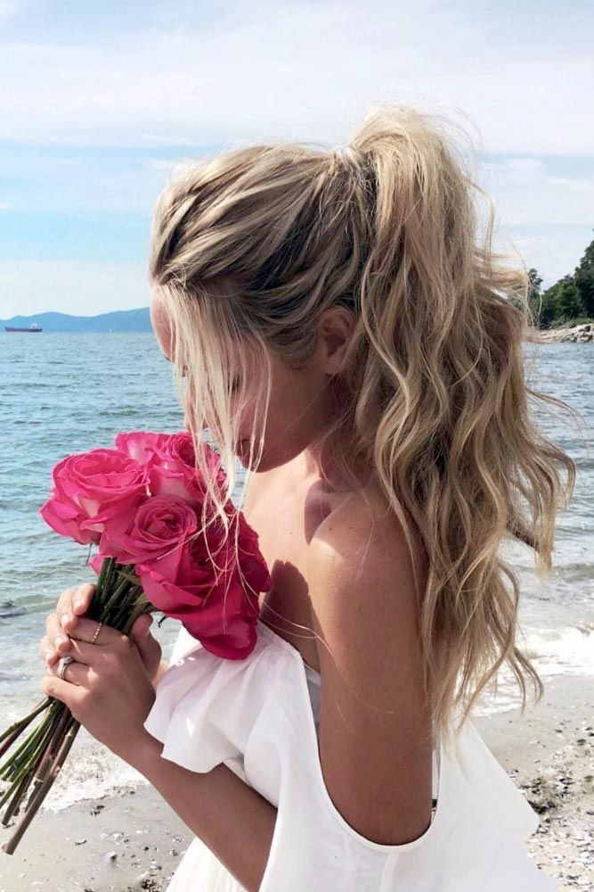 Best beach hair look for a spring break getaway College spring break beach hairstyle with effortless waves