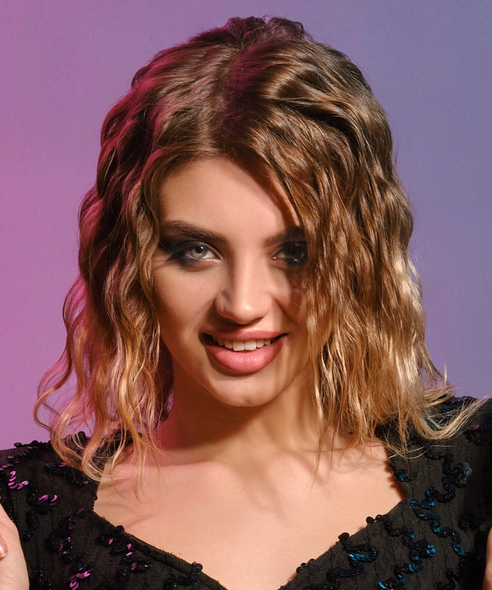 Shoulder length beach hair with loose waves and sun-kissed highlights