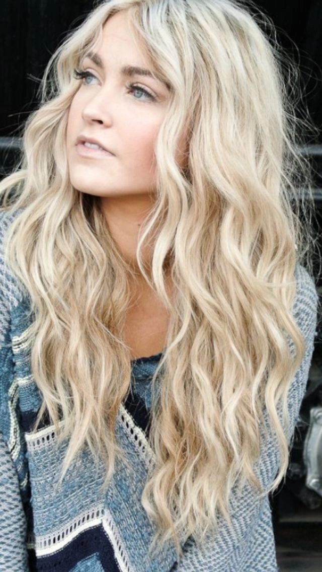 Platinum blonde beach hair with soft messy waves