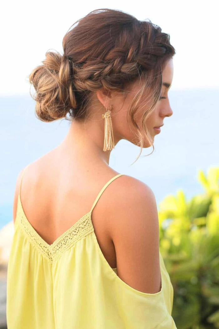 Minimalist beach hair concept for effortless summer styling Minimalist beach hairstyle with loose waves and natural texture