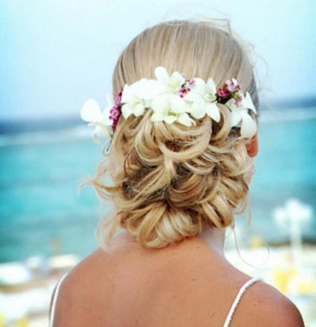 Romantic beach hairstyle with soft waves and delicate flowers