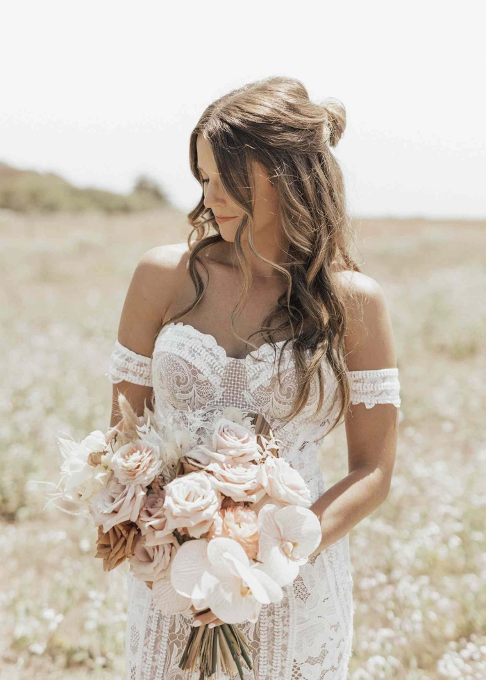Short, windswept bridal hairstyle for a beach wedding