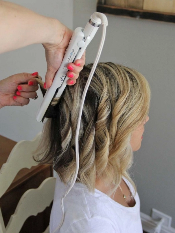 Straight hair beach wave method tutorial with curling wand
