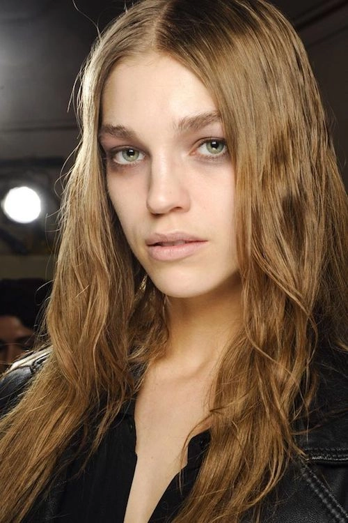 Wet look beach hair with glossy texture and tousled waves