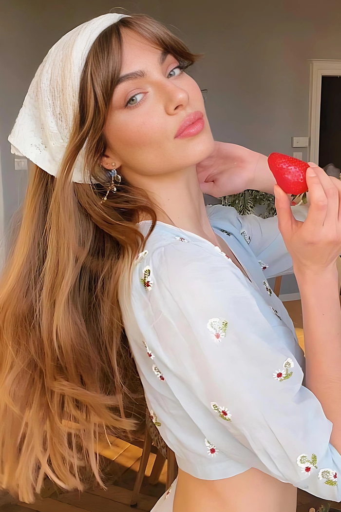 Easy summer festival look with a bandana top knot Simple bandana top knot hairstyle for casual summer festivals
