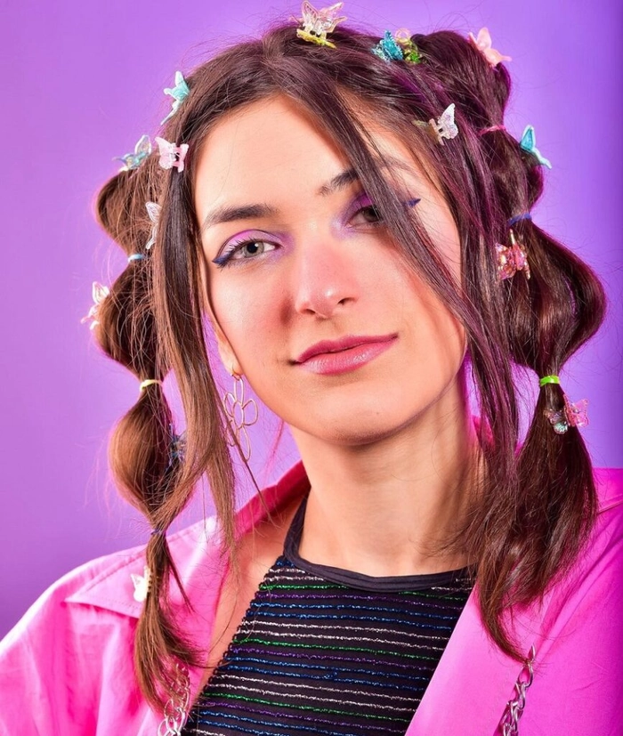 Y2K casual hairstyle with butterfly clip Simple butterfly clip hairstyle example for Y2K casual trends