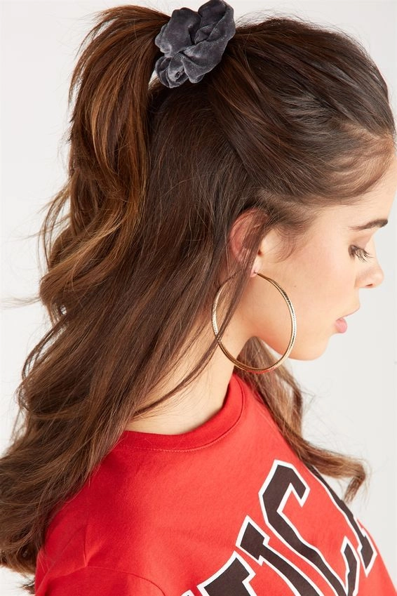 Casual 90s hairstyle featuring a quick scrunchie look for everyday wear