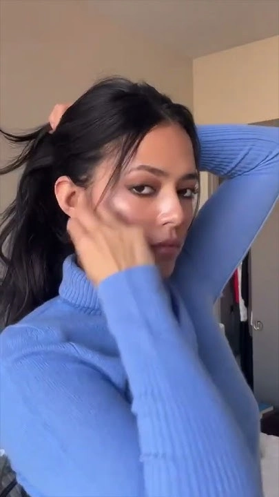 Trendy messy ponytail hairstyle for comfortable and stylish errands look Casual effortless messy ponytail perfect for running errands and everyday activities