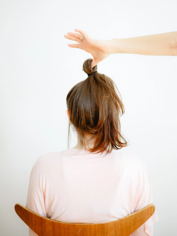 Effortless second day messy top knot for a relaxed casual look Casual everyday messy top knot hairstyle perfect for second day hair