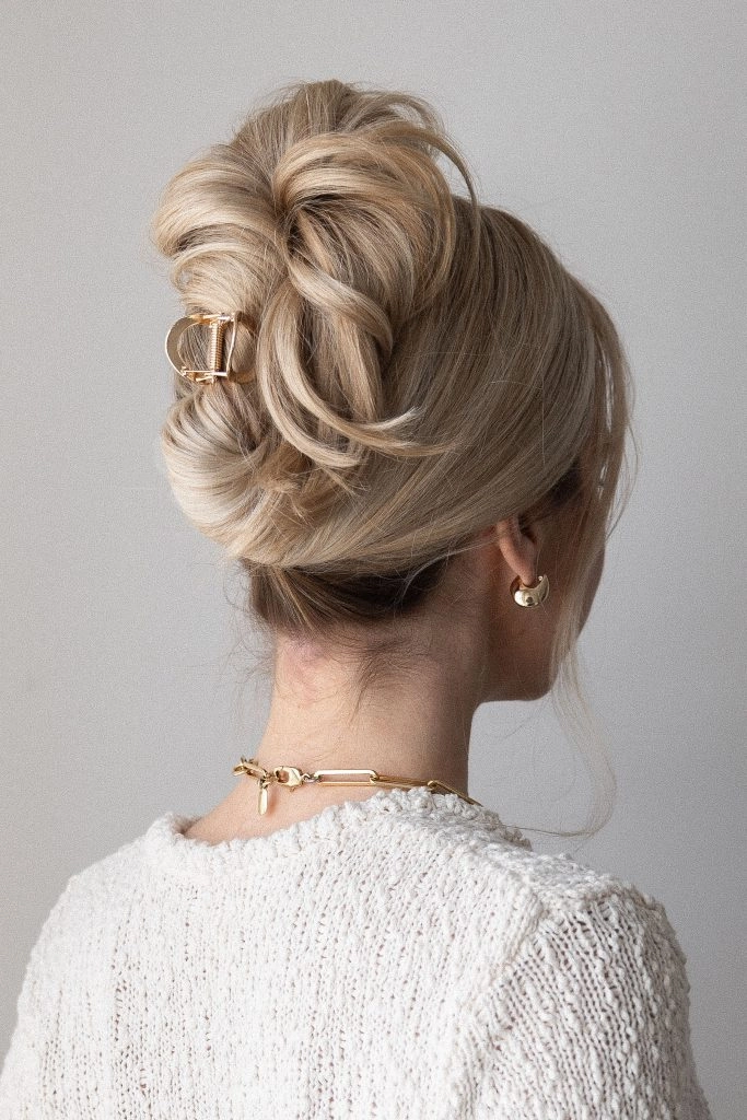 Casual hairstyle featuring a claw clip twist on shoulder length hair Simple claw clip twist hairstyle for shoulder length hair in casual look