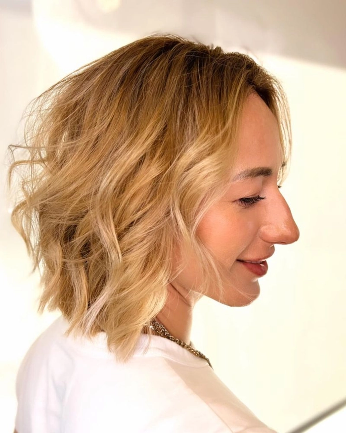 Effortless bedhead look on short layered hair for a casual style
