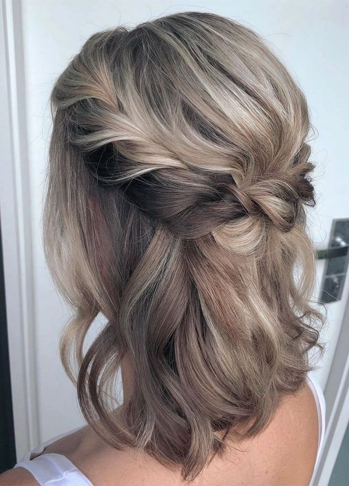Casual medium hair half up half down look for easy everyday styling Effortless half up half down hairstyle for medium length hair in a casual setting
