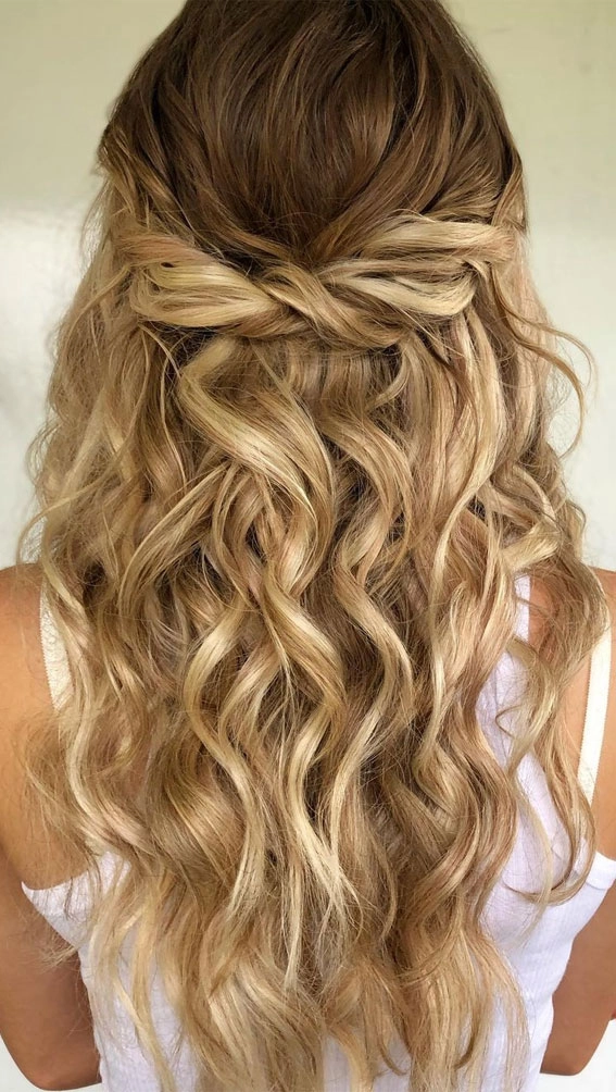 Casual medium hair styled in an easy half up half down fashion Effortless half up half down hairstyle for medium hair perfect for casual looks