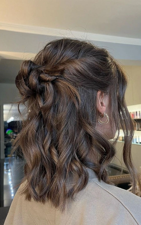 Casual medium hair half up half down style for everyday wear Effortless half up half down hairstyle on medium length hair for a casual look