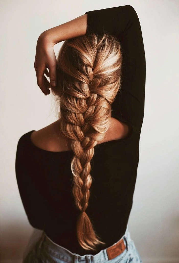 Casual hairstyles featuring loose French braid ideas for a relaxed countryside style Effortless loose French braid hairstyle perfect for a country casual look