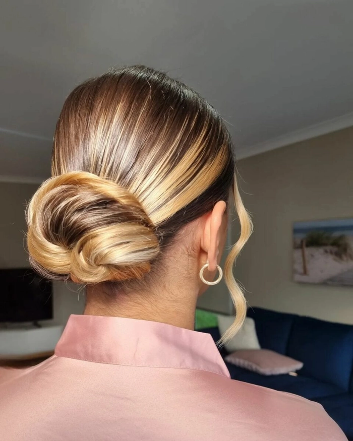 Effortless low chignon hairstyle for a relaxed evening dinner setting