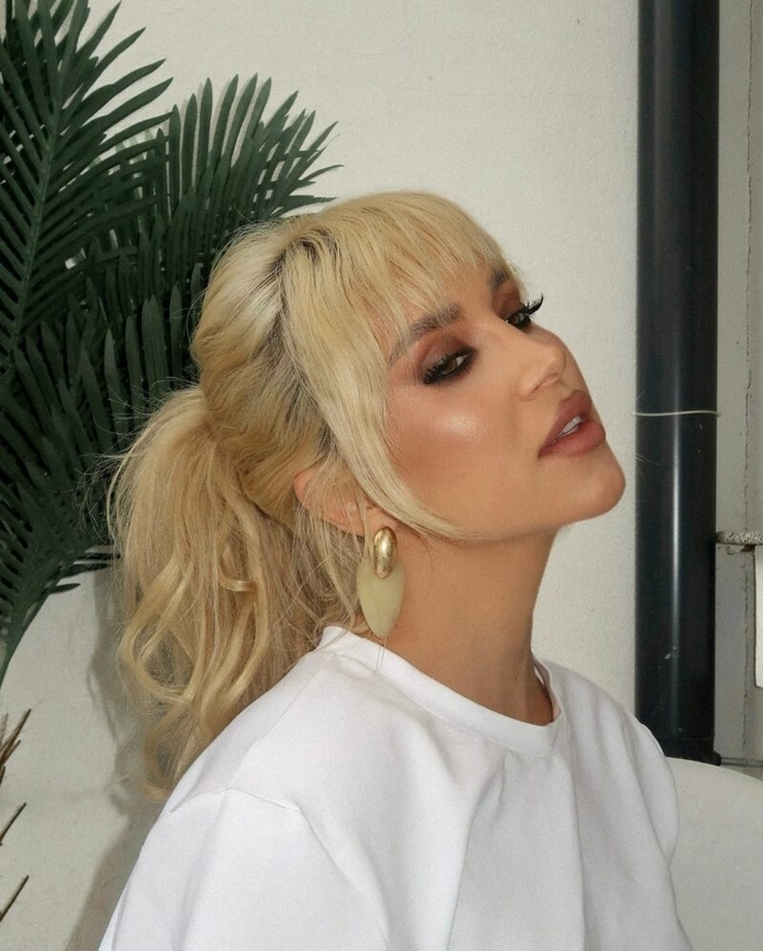 Casual messy ponytail look for running errands in style Effortless messy ponytail hairstyle perfect for casual errands
