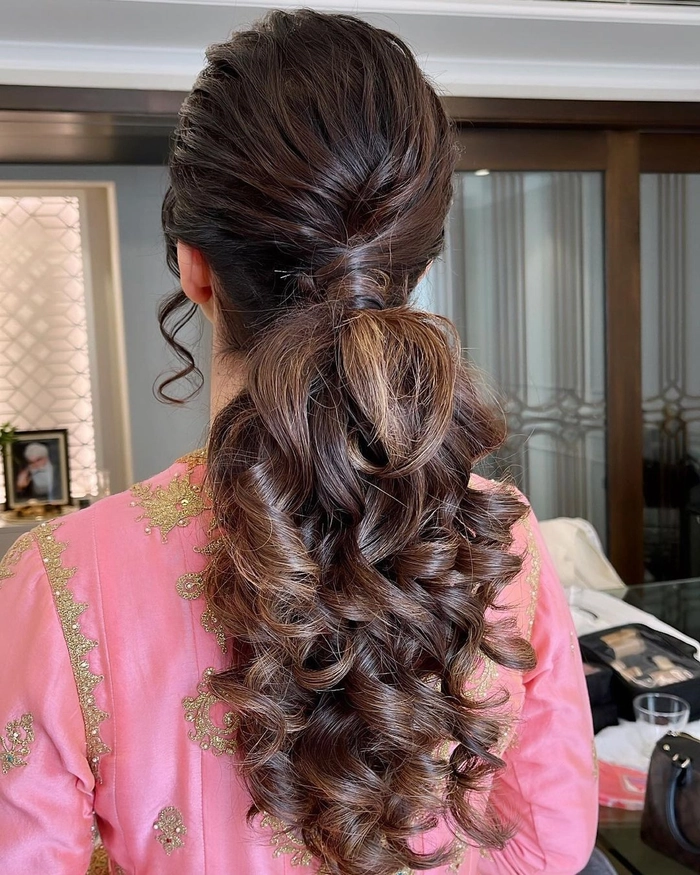 Casual messy ponytail look for running errands with ease and style Effortless messy ponytail hairstyle perfect for casual errands and everyday comfort