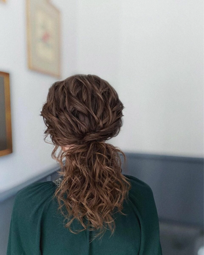 Casual hairstyle idea featuring a relaxed messy ponytail for running errands Effortless messy ponytail with loose strands for casual errands