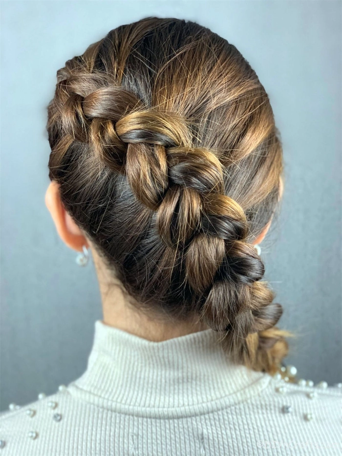 Casual side braid ideas to elevate your brunch look effortlessly Effortless side braid hairstyle perfect for a relaxed weekend brunch