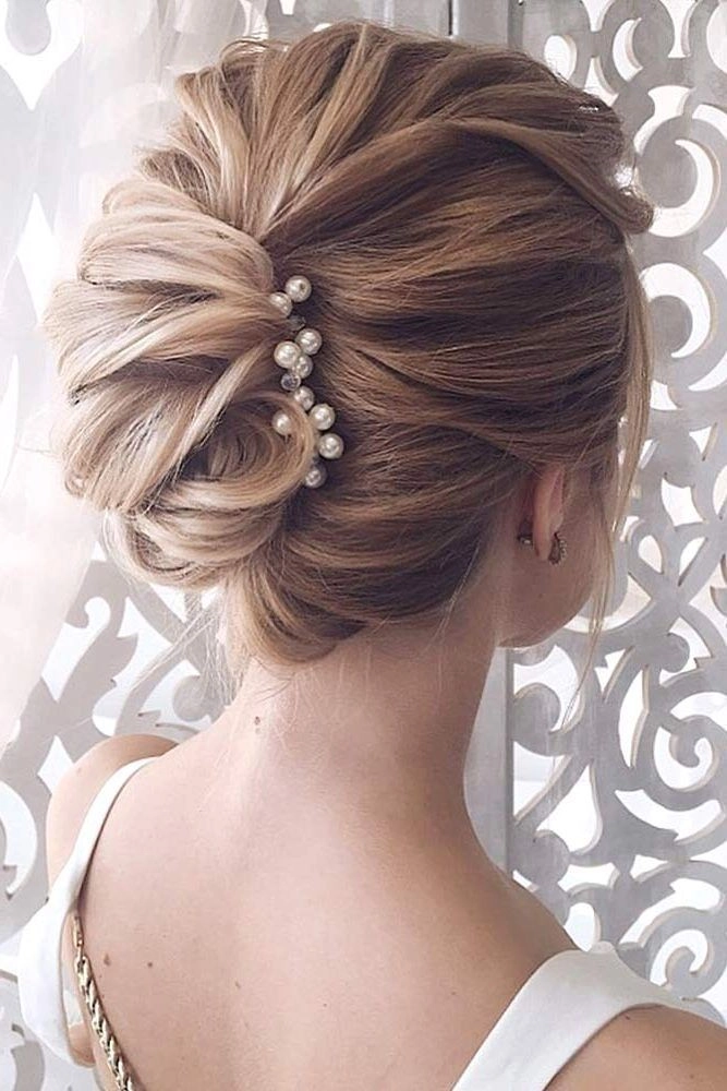 Effortless French barrette hairstyle perfect for everyday casual looks Easy and chic simple French barrette updo for casual elegance