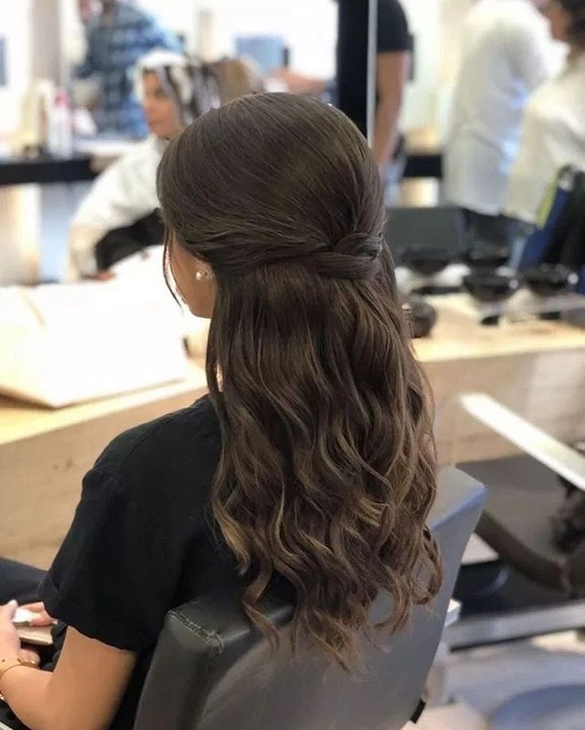 Casual medium hair half up half down look perfect for everyday style Effortless half up half down hairstyle for medium hair with loose waves