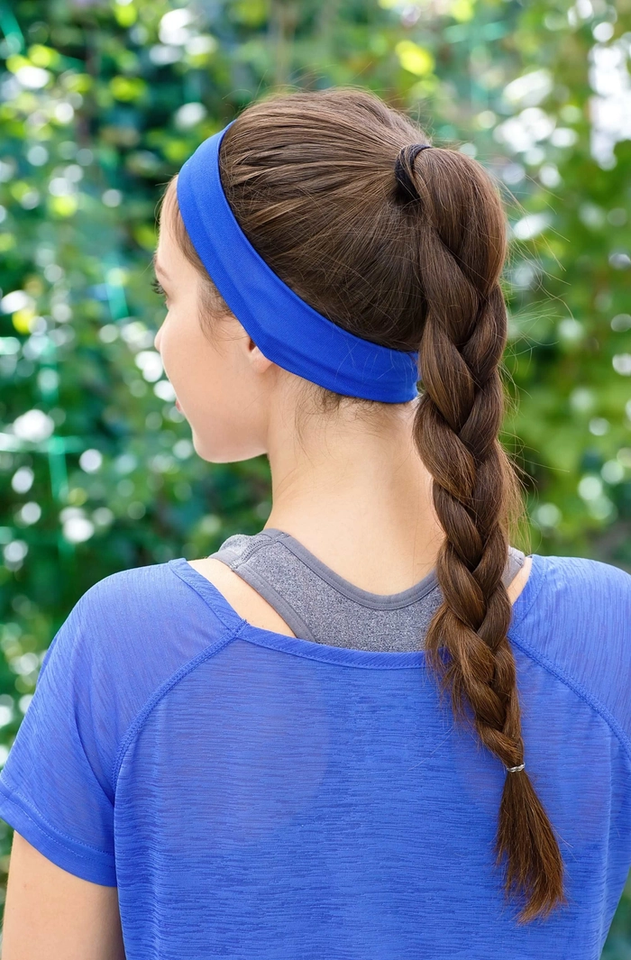 Low messy ponytail with scrunchie for gym workout style Casual ponytail variations for gym workouts featuring a low messy ponytail with a scrunchie