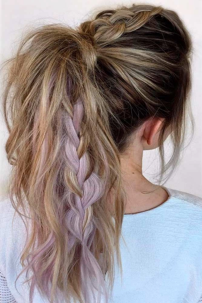 Casual messy ponytail look ideal for quick and stylish everyday errands Effortless messy ponytail hairstyle perfect for running errands in casual wear
