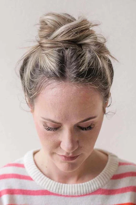 Casual everyday messy top knot for effortless second day hair look Everyday messy top knot hairstyle perfect for second day hair in a casual setting