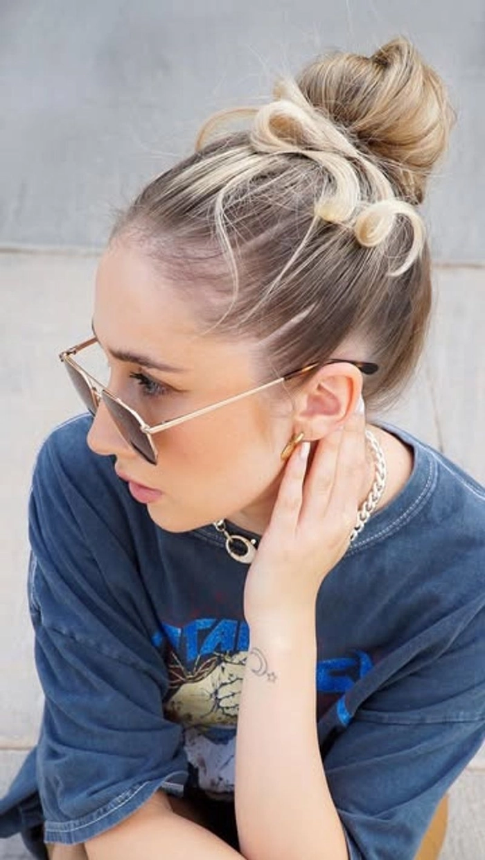 Casual messy top knot look for easy second day styling Everyday messy top knot hairstyle perfect for second day hair