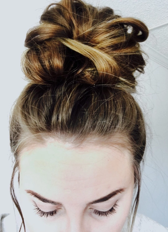 Casual and chic second day hair messy top knot style in a relaxed look Everyday messy top knot hairstyle perfect for second day hair
