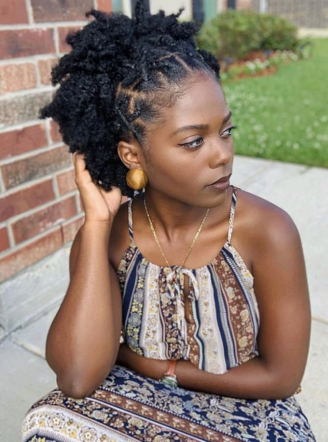 Effortless casual hairstyle with natural afro texture for daily looks Close-up of everyday natural afro styling perfect for casual wear