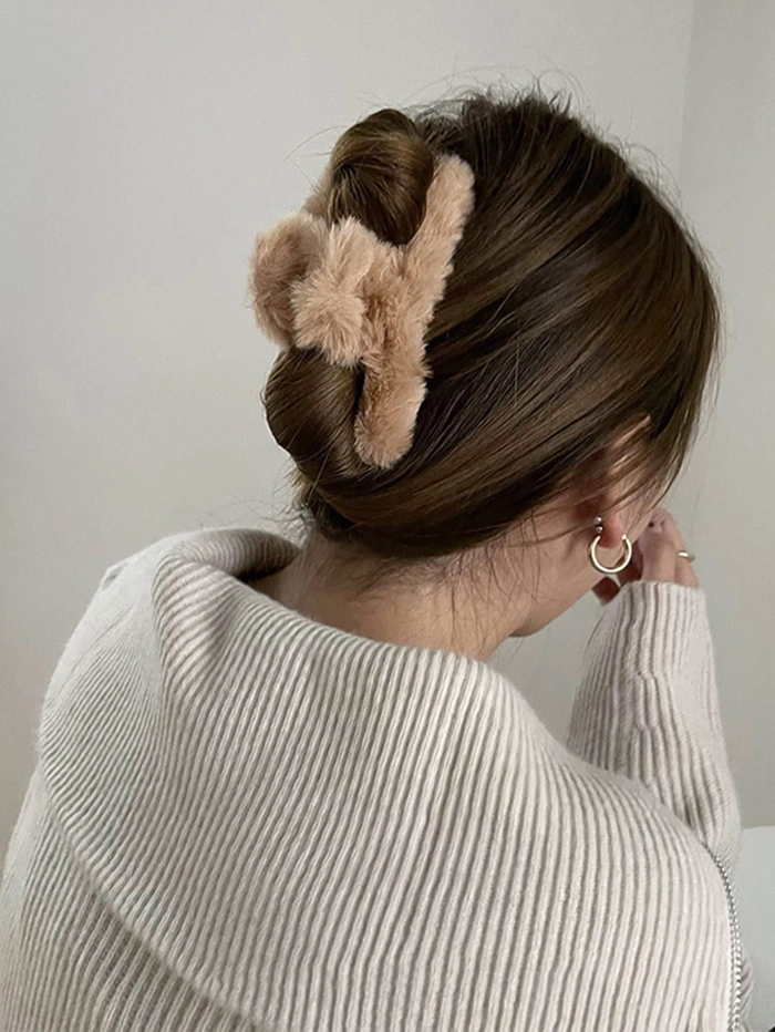Casual quick claw clip hairstyle for thick hair with loose waves