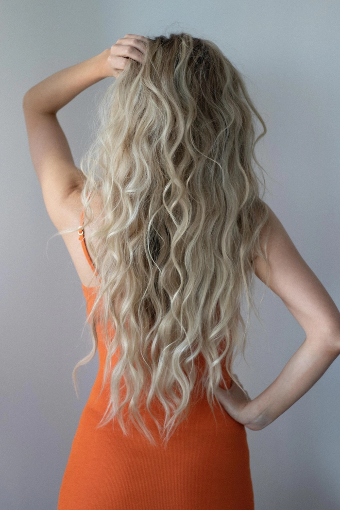 Casual hairstyle featuring effortless beach waves for fine hair Relaxed beach wave hairstyle on fine hair with soft volume