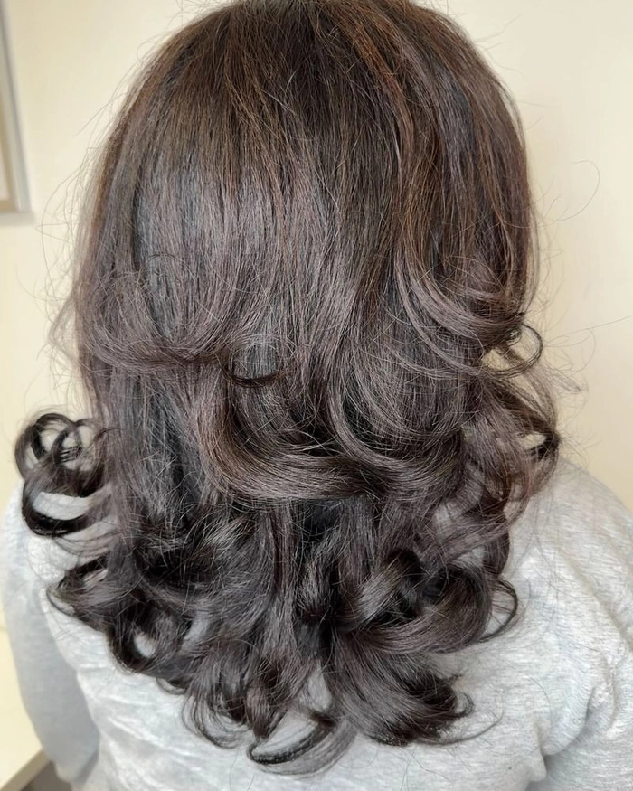 Effortless Bouncy Blowout for Medium Hair Weekend Looks