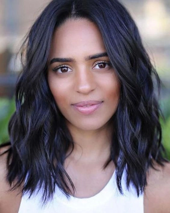 Relaxed soft waves for collarbone length hair, a casual and effortless hairstyle