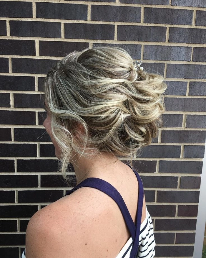 Casual updo with soft face framing layers for round faces Effortless relaxed updo with face framing pieces for round faces, casual hairstyle inspiration