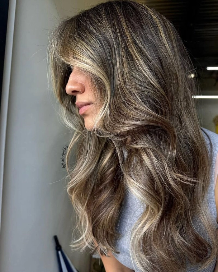 Relaxed voluminous blowout perfect for a long casual brunch outing Relaxed voluminous blowout hairstyle for a long casual weekend brunch