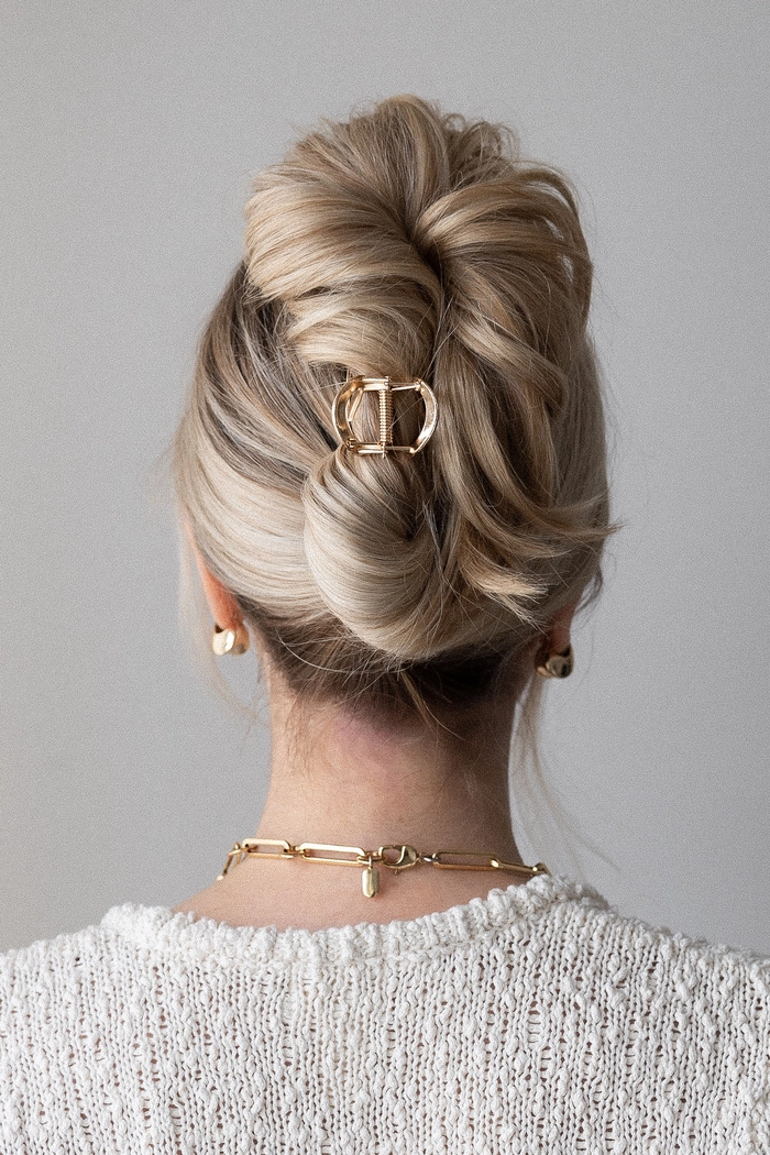 Casual simple claw clip twist hairstyle for shoulder length hair image 13 Shoulder length hair styled with a simple claw clip twist in a casual look