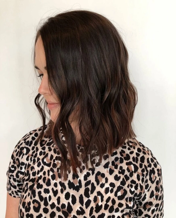 relaxed soft waves for collarbone length hair in a casual style