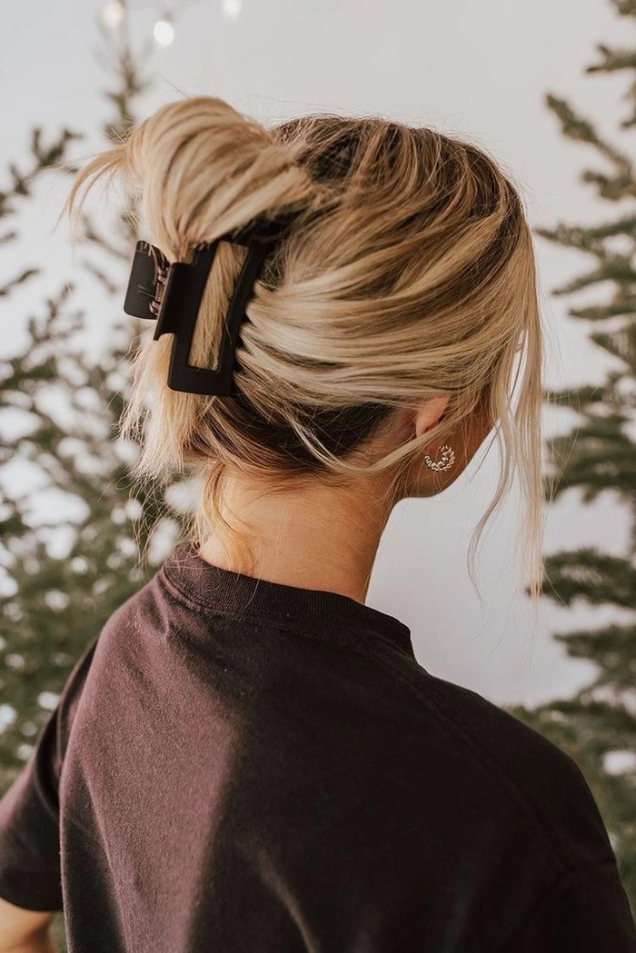 Casual hairstyle featuring easy claw clip twists on shoulder length hair Woman with simple claw clip twists hairstyle for shoulder length hair in casual setting