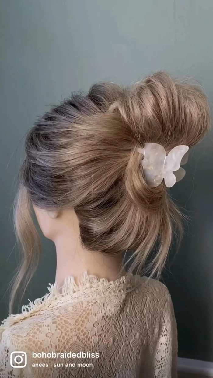Effortless casual hairstyle with a claw clip twist for medium hair length Woman demonstrating simple claw clip twists for shoulder length hair in a casual setting